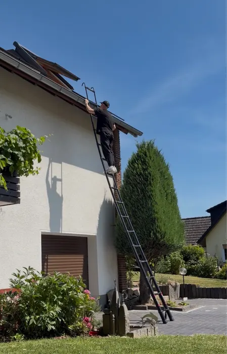 Schlüsseldienst Kimmel bei einer Fensteröffnung über die Leiter